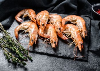 Tiemblan los restaurantes: una medida podría dejar sus menús sin langostinos