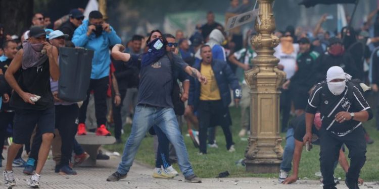 Tras los graves incidentes en Congreso, el Gobierno apuntó a “movimientos políticos orientados a desestabilizar”