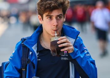 Un chino probó el mate de Franco Colapinto y terminó con el auto lleno de yerba