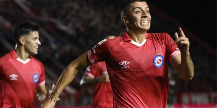 Un rival de River en la Copa puede sumar un refuerzo argentino