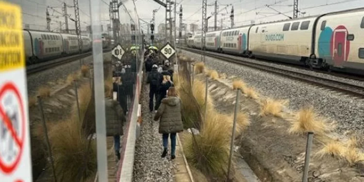 Caos en Rodalies: un fallo en la catenaria obliga a evacuar a decenas de pasajeros en las inmediaciones de Barcelona