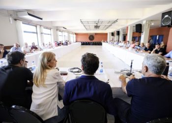 Unos 50 intendentes se enfrentan a Máximo K e insisten con el desdoblamiento