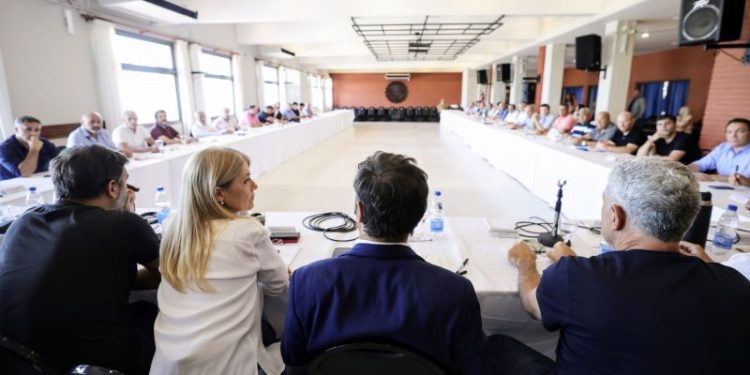 Unos 50 intendentes se enfrentan a Máximo K e insisten con el desdoblamiento