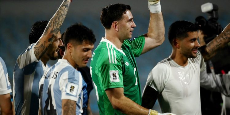 Video: así arengó el Dibu Martínez a la Selección Argentina antes del triunfo frente a Uruguay