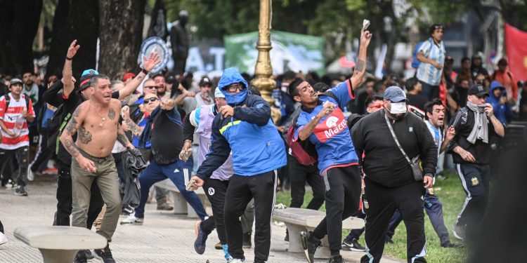 Positivo: Bullrich pidió la detención de estos 29 barras tras la marcha del Congreso