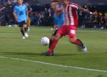 Video: el absurdo penal que habían sancionado para Barracas y el VAR cambió a tiro libre