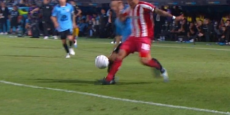 Video: el absurdo penal que habían sancionado para Barracas y el VAR cambió a tiro libre