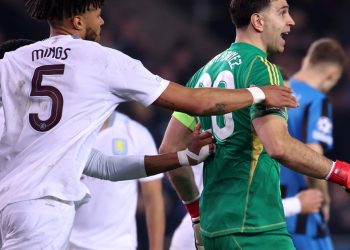 Video: la atajada clave de Dibu Martínez en la victoria de Aston Villa ante Brujas