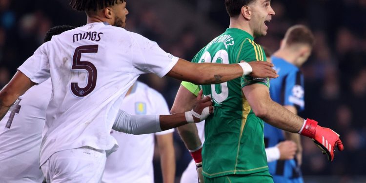 Video: la atajada clave de Dibu Martínez en la victoria de Aston Villa ante Brujas