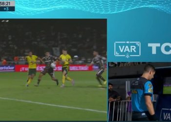 Video: la mano de Defensa por la que Platense reclamó penal y el árbitro no cobró