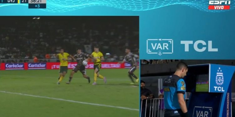 Video: la mano de Defensa por la que Platense reclamó penal y el árbitro no cobró