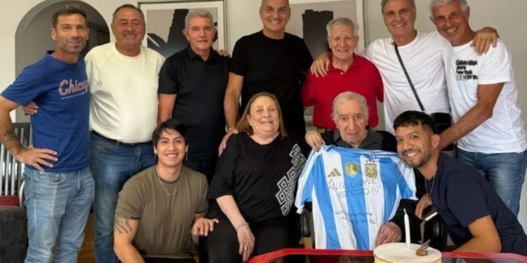 Video: la visita de los campeones del 86 a Bilardo en el día de su cumpleaños