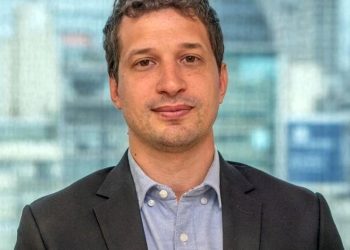 La insólita estrategia de un candidato libertario para “robarle” votos al kirchnerista Leandro Santoro en CABA