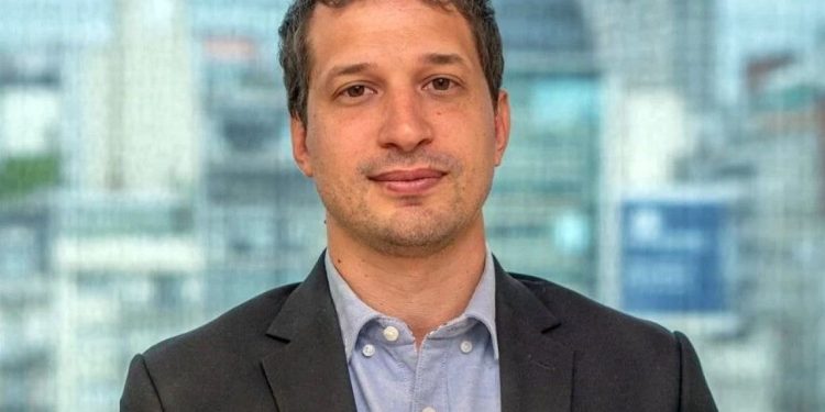 La insólita estrategia de un candidato libertario para “robarle” votos al kirchnerista Leandro Santoro en CABA