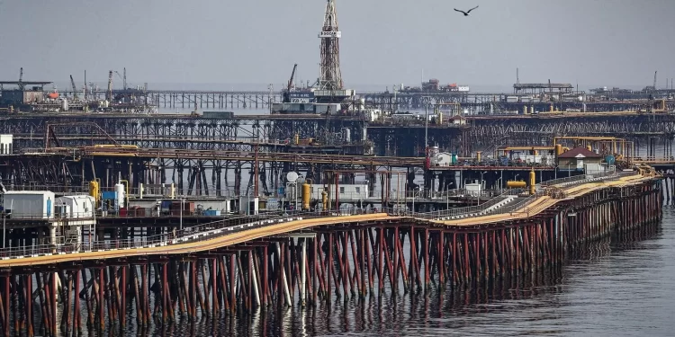 La Atlántida de la era soviética se desintegra: la ciudad flotante de Stalin se hunde tras 75 años de historia