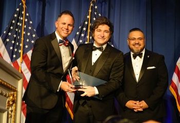 Viaje, premio y regreso: Milei regresa de EEUU sin la foto con Trump