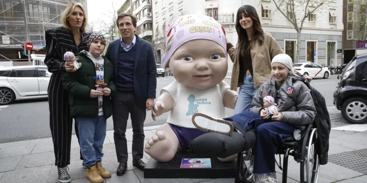 Bebés pelones gigantes sensibilizan sobre el cáncer infantil en el barrio de Salamanca