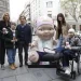 Bebés pelones gigantes sensibilizan sobre el cáncer infantil en el barrio de Salamanca