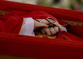 El Vaticano difundió las primeras fotografías del del papa Francisco en el féretro donde será velado hasta el sábado 26