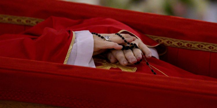 El Vaticano difundió las primeras fotografías del del papa Francisco en el féretro donde será velado hasta el sábado 26