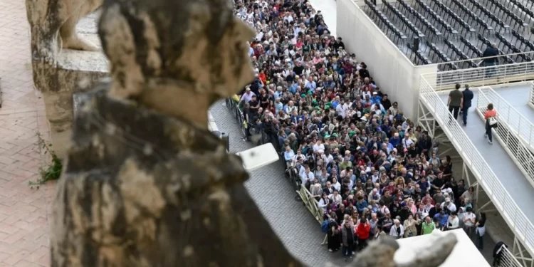 250 mil fieles rinden homenaje al papa Francisco en la Basílica de San Pedro