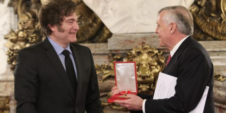 Milei volvió al país, condecoró a su mentor libertario y aseguró: “La economía crece al 10%”