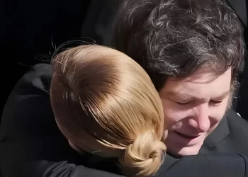 El emotivo abrazo de Milei y Meloni durante el funeral del papa Francisco en el Vaticano