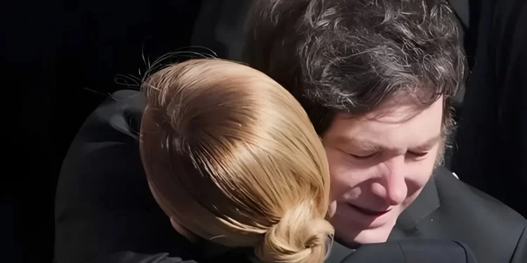 El emotivo abrazo de Milei y Meloni durante el funeral del papa Francisco en el Vaticano