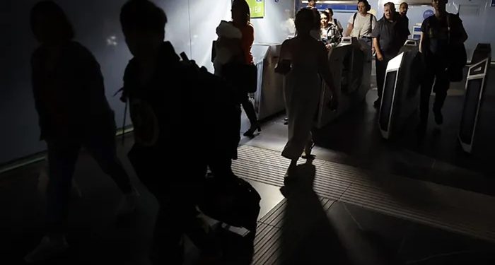 Extraño y desconocido motivo: Apagón histórico deja a oscuras a España y sacude también a Portugal y Francia-VIDEO-