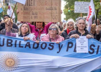 Miles se movilizarón en Congreso en apoyo a los jubilados. La CGT también se sumó