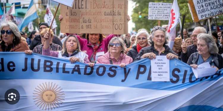 Miles se movilizarón en Congreso en apoyo a los jubilados. La CGT también se sumó