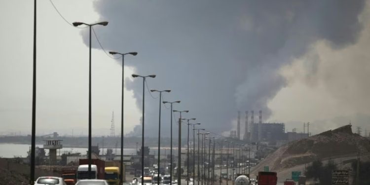 Urgente: Tras fuerte explosión en un puerto de Irán, al menos cuatro muertos y más de 500 heridos