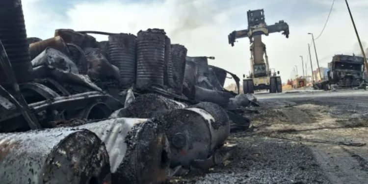 Al menos 28 muertos y 1.000 heridos en la explosión de combustible sólido que devastó el principal puerto de Irán