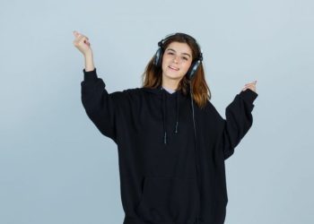 Adiós a los buzos canguro: las cinco nuevas tendencias que llegan desde Europa para este otoño 2025