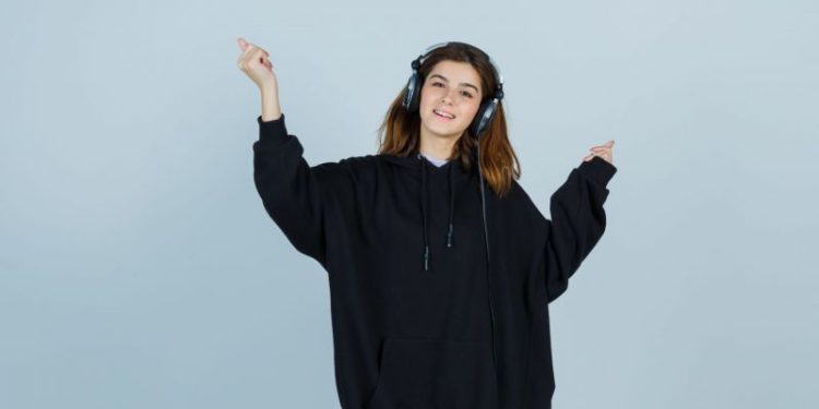 Adiós a los buzos canguro: las cinco nuevas tendencias que llegan desde Europa para este otoño 2025