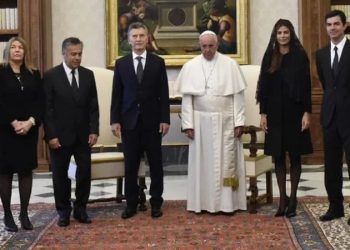 Alfredo Cornejo y otras figuras políticas expresan sus condolencias ante la muerte del Papa Francisco