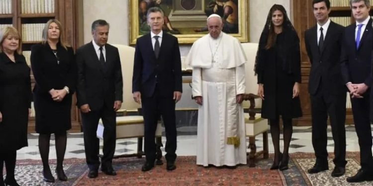 Alfredo Cornejo y otras figuras políticas expresan sus condolencias ante la muerte del Papa Francisco