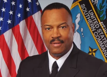 El almirante Alvin Holsey, jefe del Comando Sur de EE.UU., inicia visita oficial a Argentina para fortalecer la cooperación militar