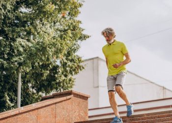 Así es la “Caminata del Gorila”, el sencillo y poderoso ejercicio que te ayudará a mantener saludable después de los 50 años