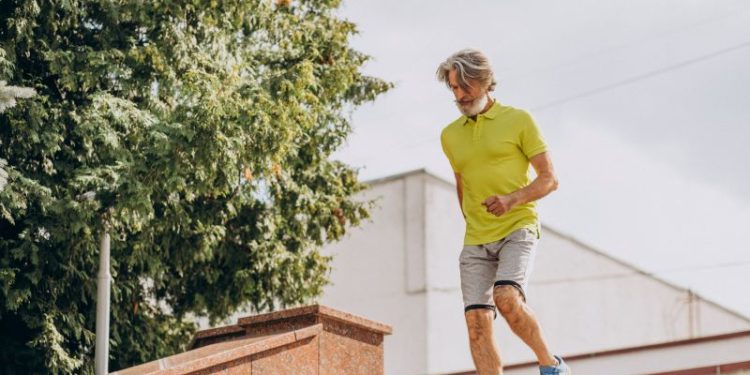 Así es la “Caminata del Gorila”, el sencillo y poderoso ejercicio que te ayudará a mantener saludable después de los 50 años