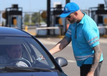 Atención conductores: muchos manejan así, pero si te ven cometiendo este error te ponen la peor multa de todas