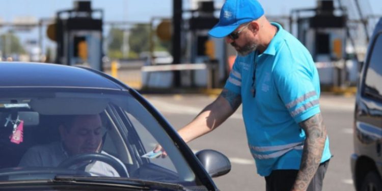 Atención conductores: muchos manejan así, pero si te ven cometiendo este error te ponen la peor multa de todas