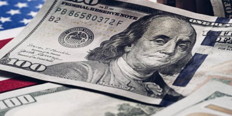 Caen depósitos en dólares y rescates récord de pesos de los FCI