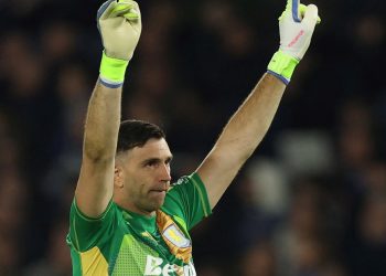 Con Dibu Martínez en el arco, Aston Villa recibe al Nottingham Forest