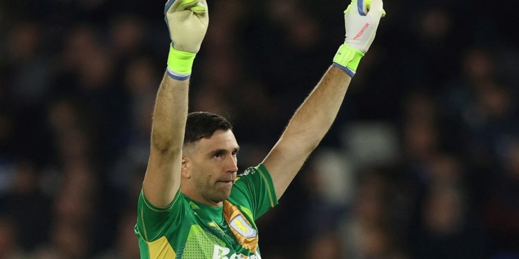 Con Dibu Martínez en el arco, Aston Villa recibe al Nottingham Forest