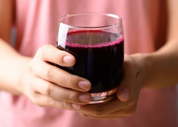 Cuida tu corazón: la bebida que pocos conocen para controlar el colesterol y mejorar la digestión