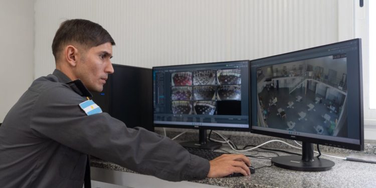 Desde Almafuerte, el Gobierno de Mendoza prometió bloquear la señal de celulares en las cárceles