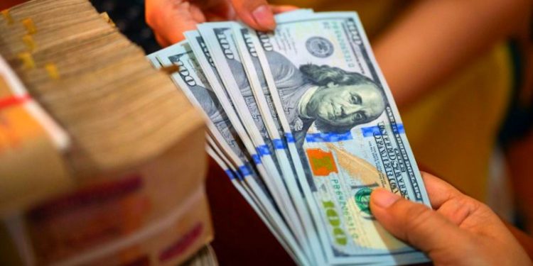 Dólar oficial hoy: a cuánto cotiza en los bancos este viernes 18 de abril tras la salida del cepo