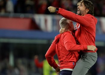 El alocado festejo de Diego Martínez por el triplete de un delantero argentino