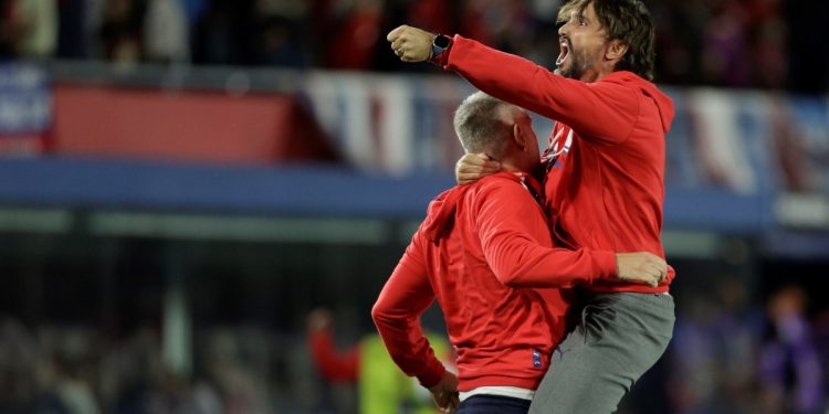 El alocado festejo de Diego Martínez por el triplete de un delantero argentino